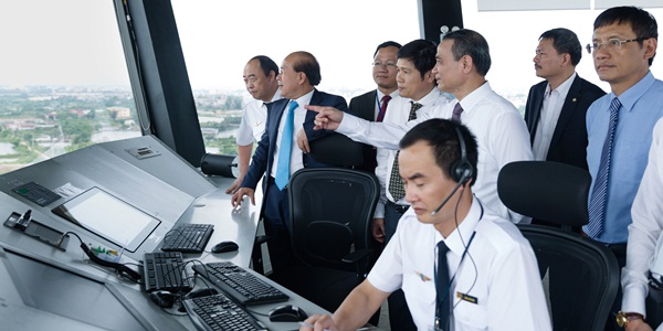 Bộ trưởng Trương Quang Nghĩa đến thăm Đài kiểm soát không lưu Cát Bi